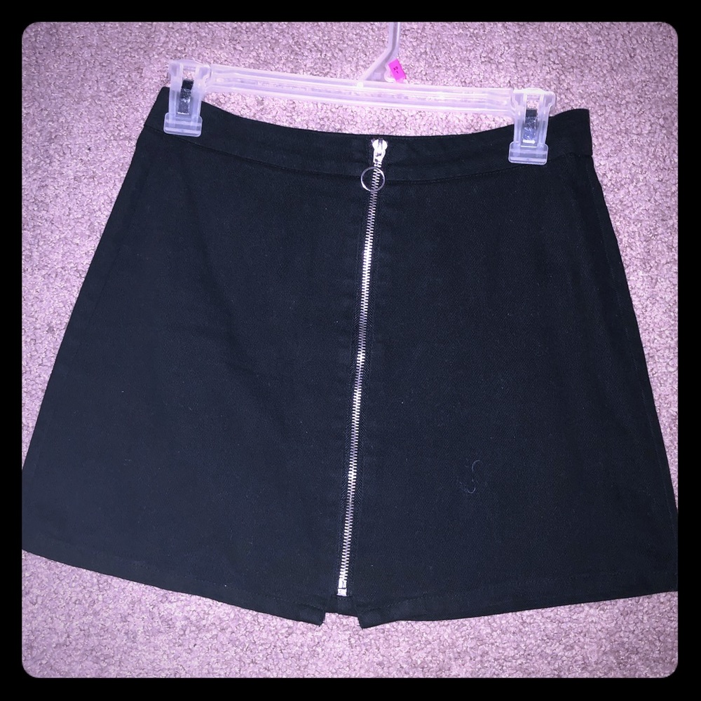 Black zipper skirt
